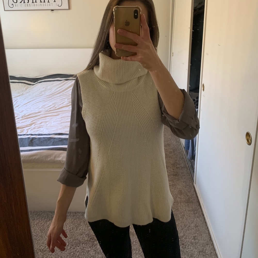 Turtleneck Sleeveless Vest/Sweater.